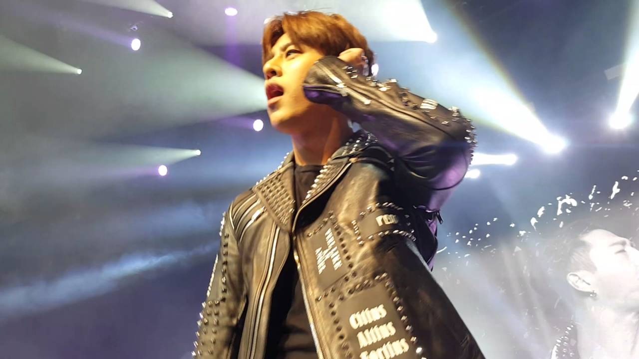 [FANCAM] B.A.P IN CHICAGO- WHAT THE HELL AND BANGX2