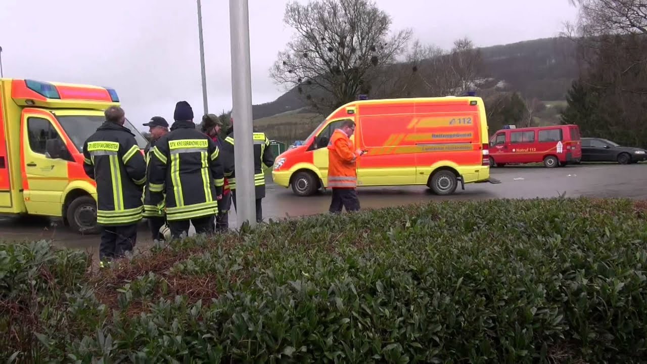 Glätteunfall: Busfahrt endet im Chaos