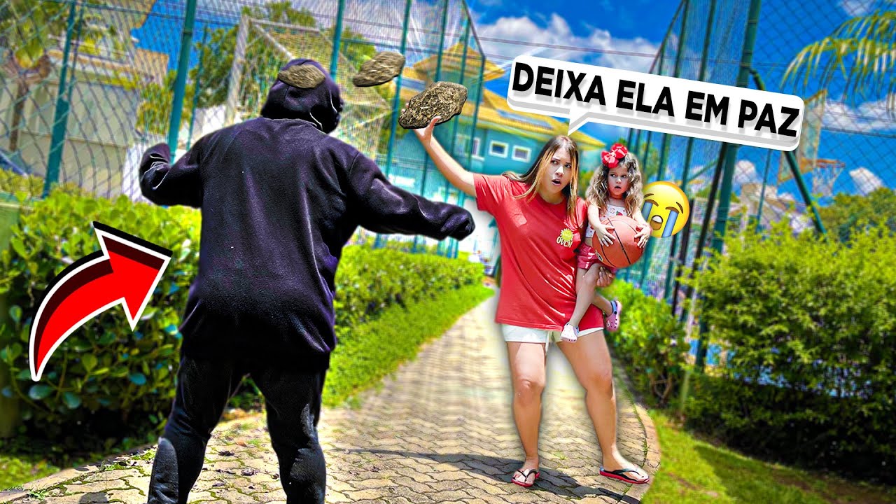 DEFENDI MINHA IRMÃZINHA DO HOMEM ESTRANHO NO CONDOMÍNIO! 