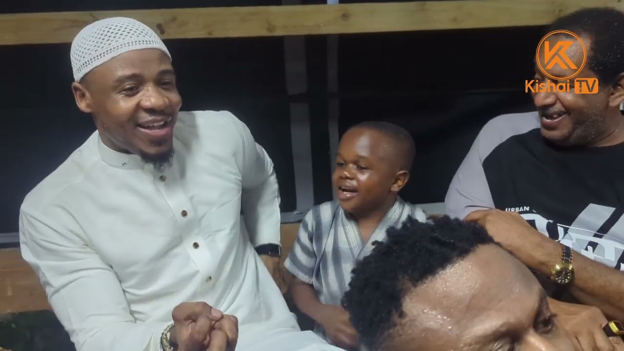 ALIKIBA NI MTU WA WATU SANA, ONA ALIVYOJICHAMGANYA NA WATU KWENYE BANDA KISA MVUA