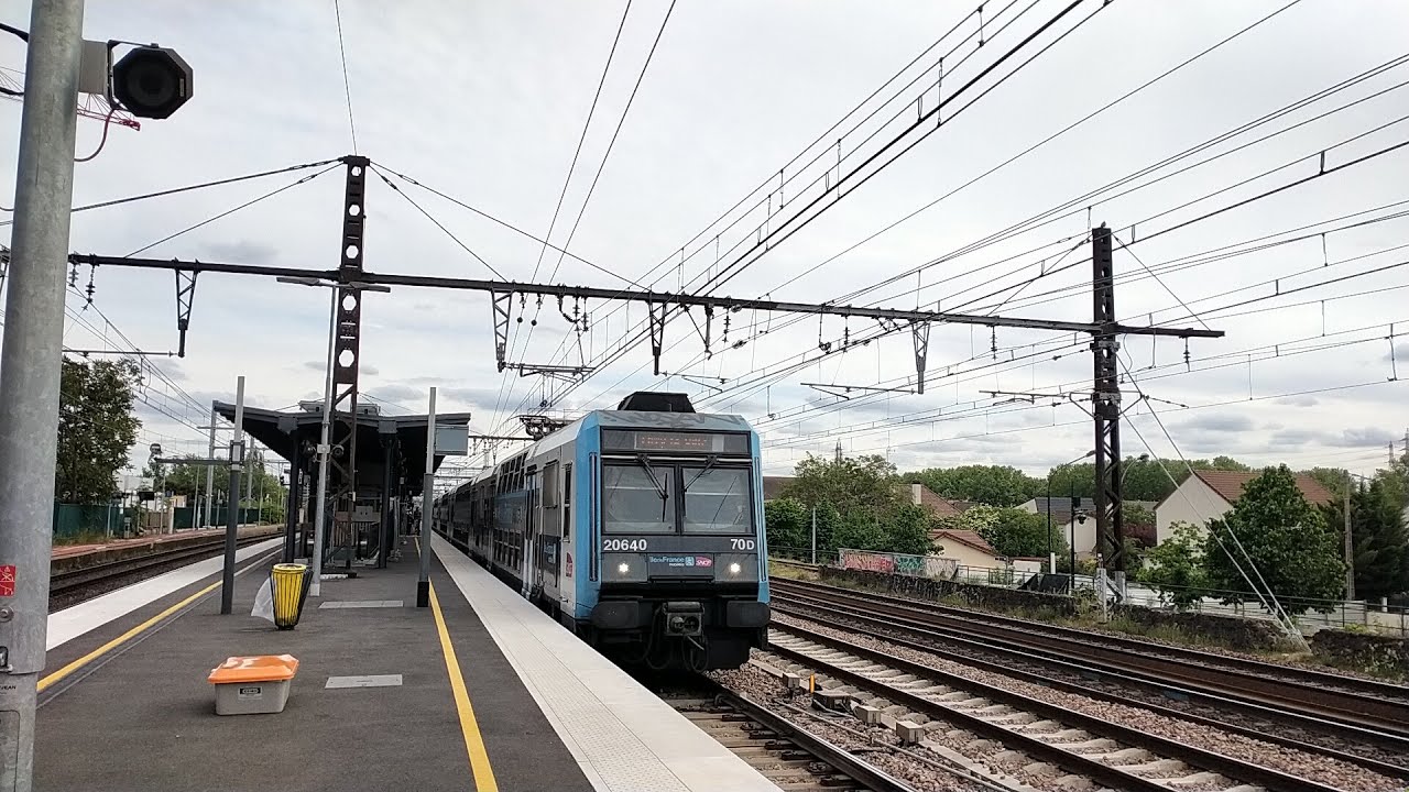 Spot en gare du Vert de Maisons en début d'heures de Pointe