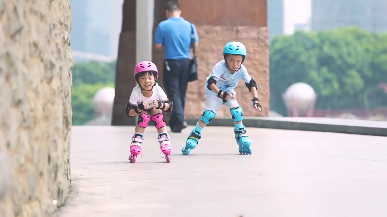 Bé sử dụng giày patin Flying Eagle NT Combo Set