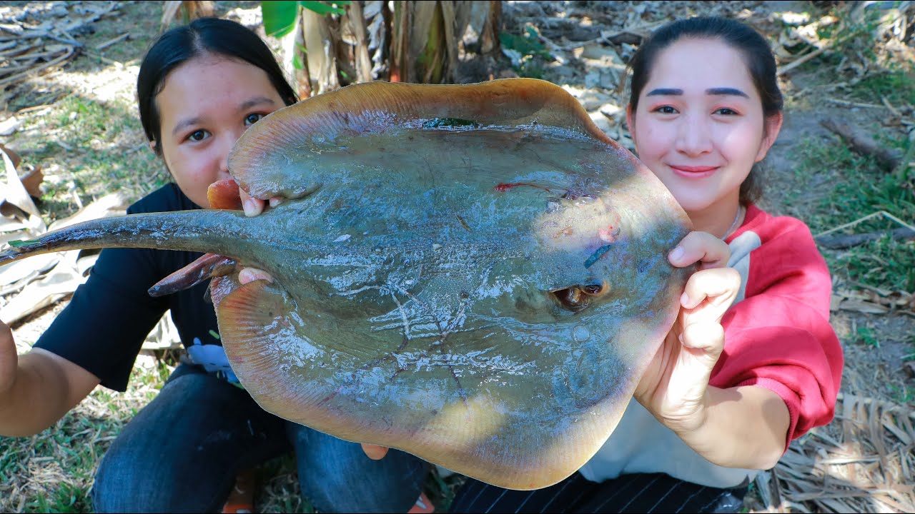 Crispy The Whole Stingray Frying - Stingray Eating Young Mango Sauce - Cooking With Sros