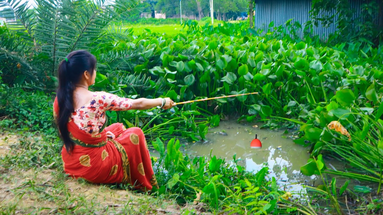 Fishing video || The young beautiful lady is fish hunting in the old field canal || Hook fishing
