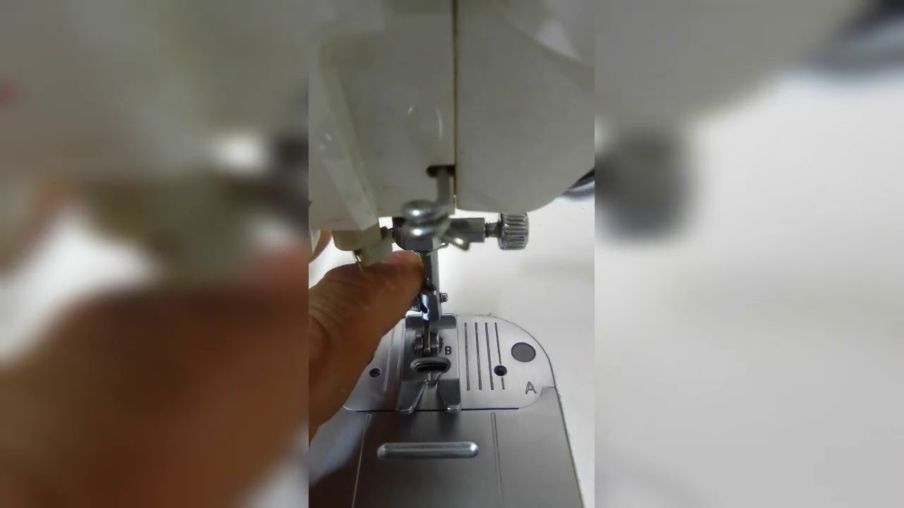 Como encaixar e trocar o pé calcador da máquina de costura SINGER?