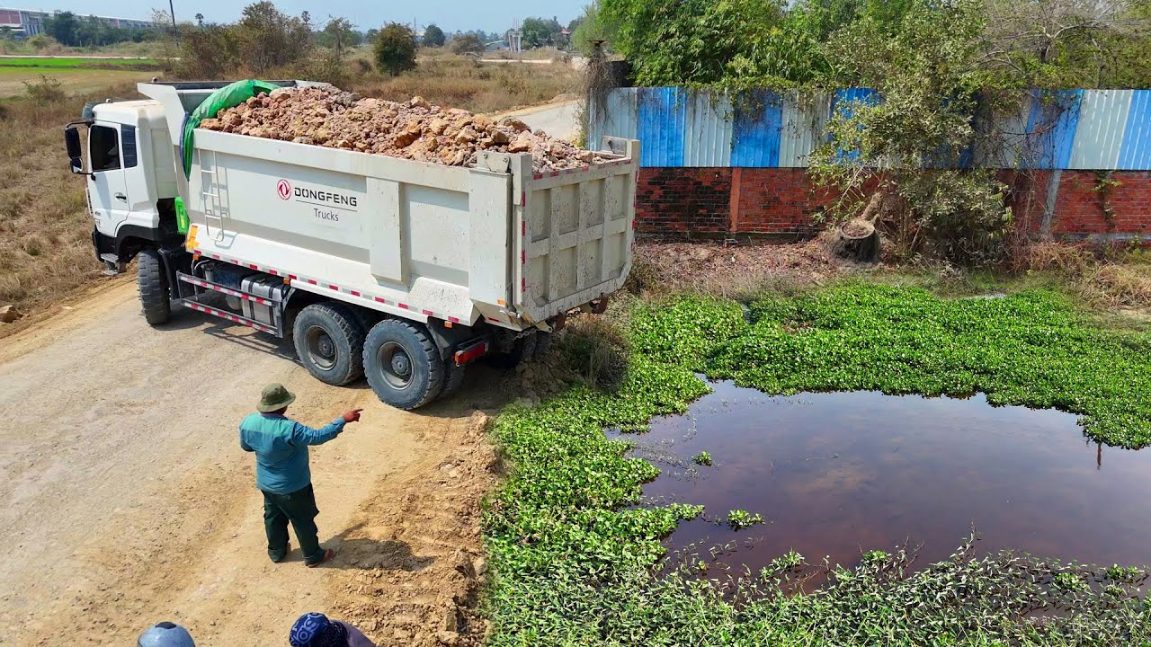 Be Watchful! Massive Landfill Job Using 25.5-Ton Dump Truck with Precision Dozer Support, Mix VDO