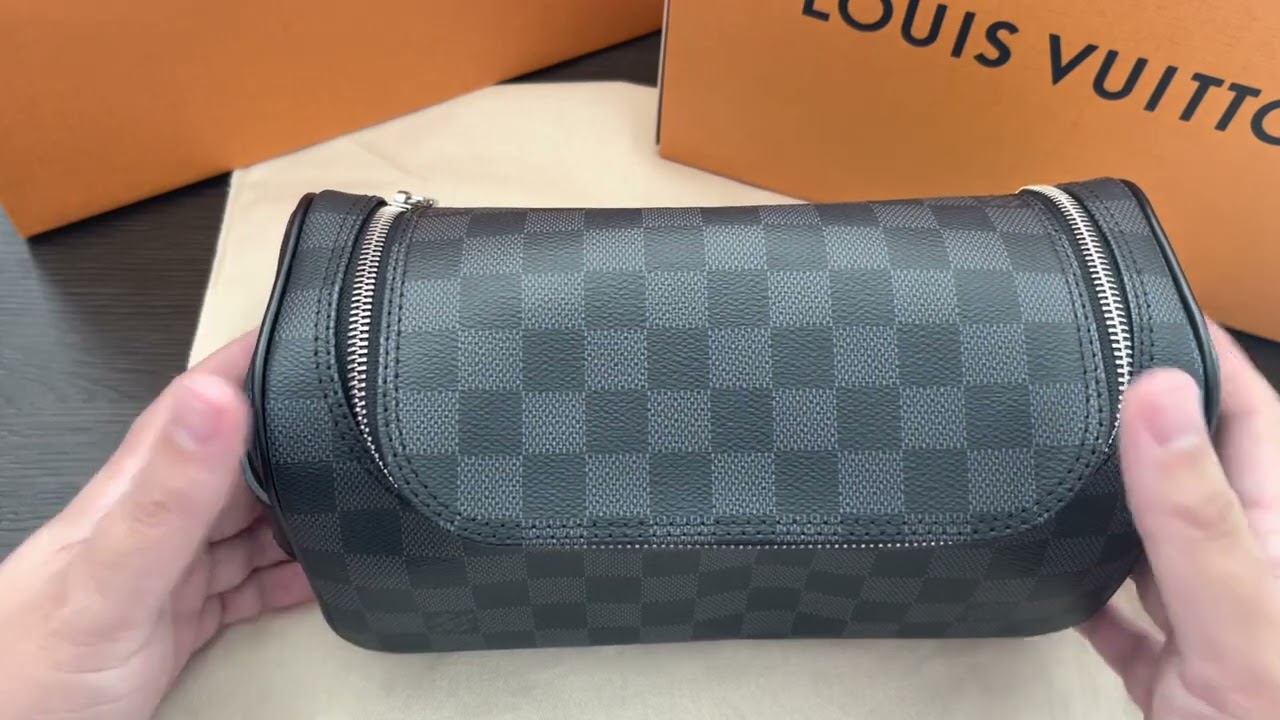 Мы рассматриваем косметичку Louis Vuitton в цвете Damier Graphite!