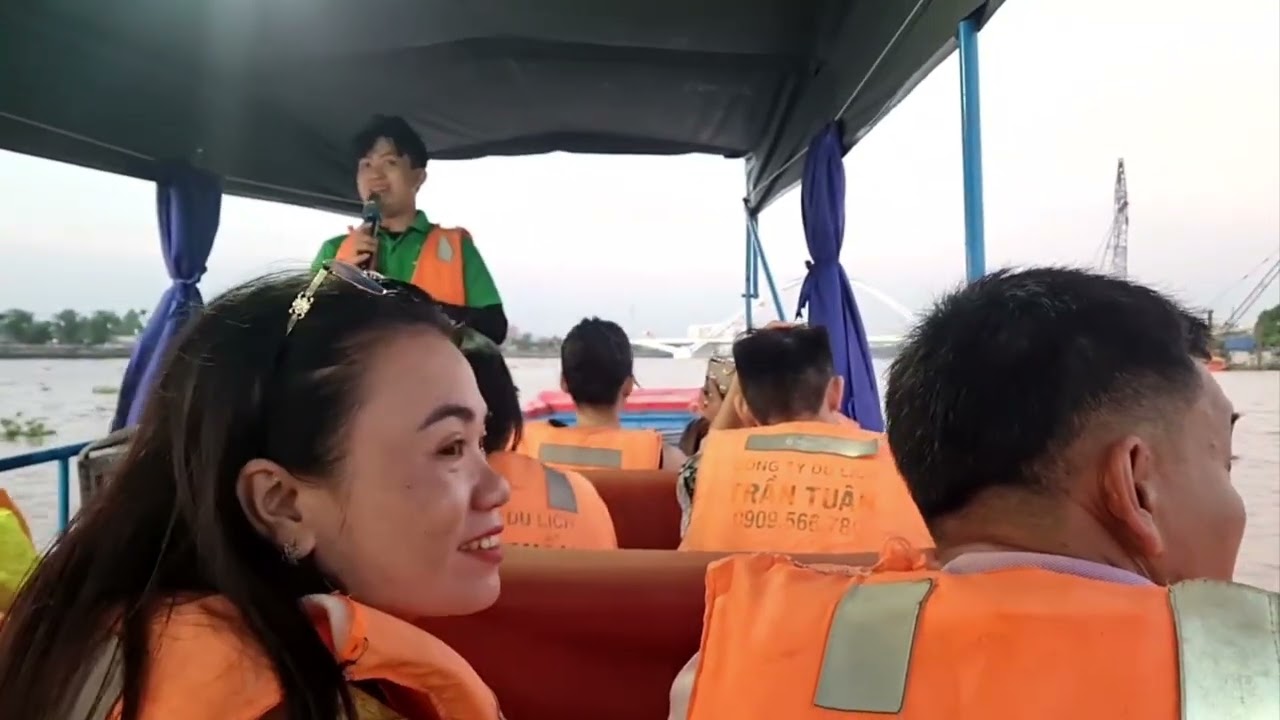 DU LỊCH CẦN THƠ - Tham quan Chợ nổi C&aacute;i Răng tr&ecirc;n d&ograve;ng S&ocirc;ng Hậu.