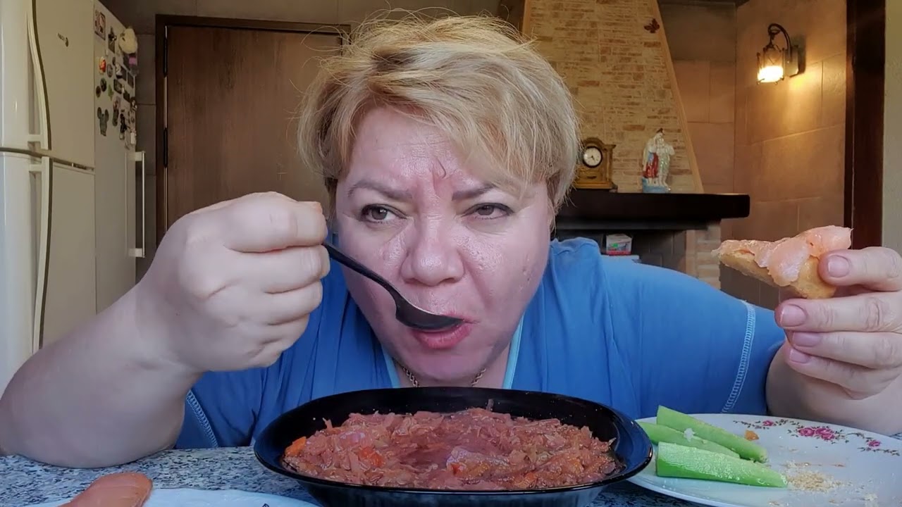 МУКБАНГ🍽Чуть память не потеряла так жрать хотела,борщ,рыба,огурцы MUKBANG🍴I almost lost my memory
