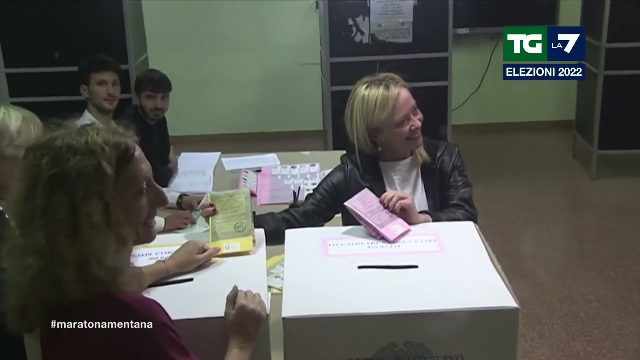 Giorgia Meloni durante il voto nel suo seggio di Roma