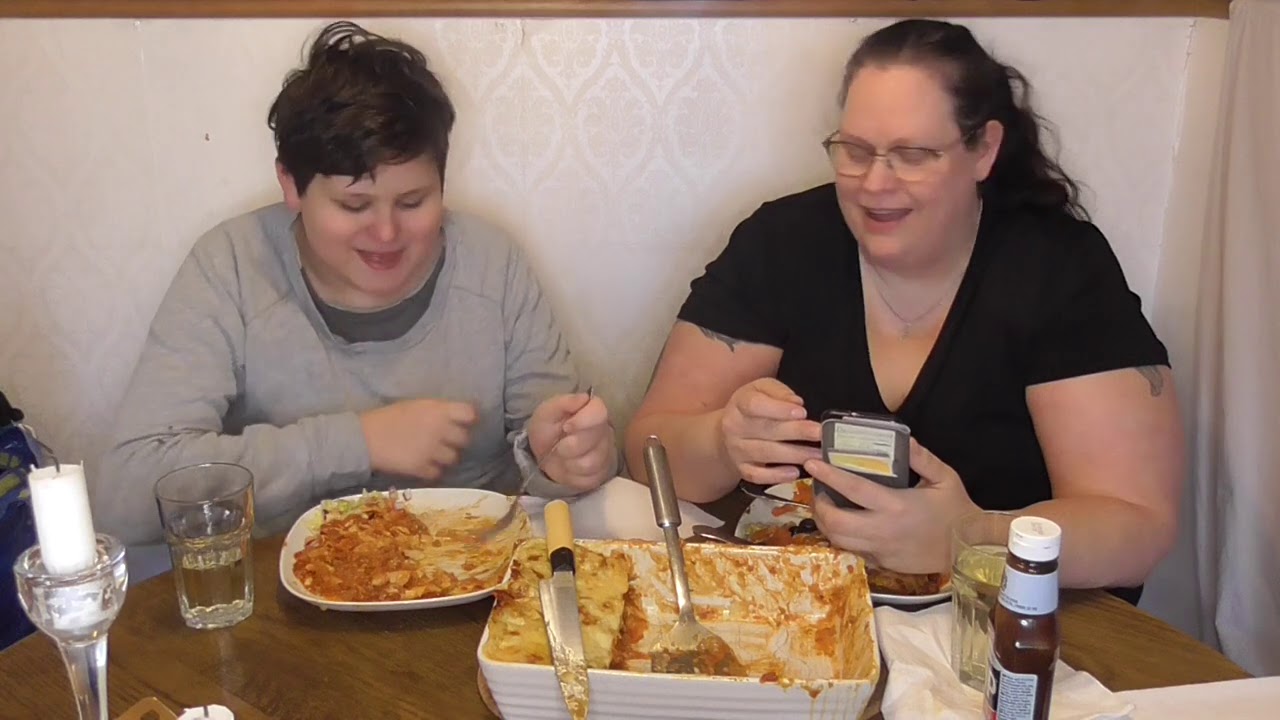 Mukbang -  WW Lasagne med sallad och HP - sås