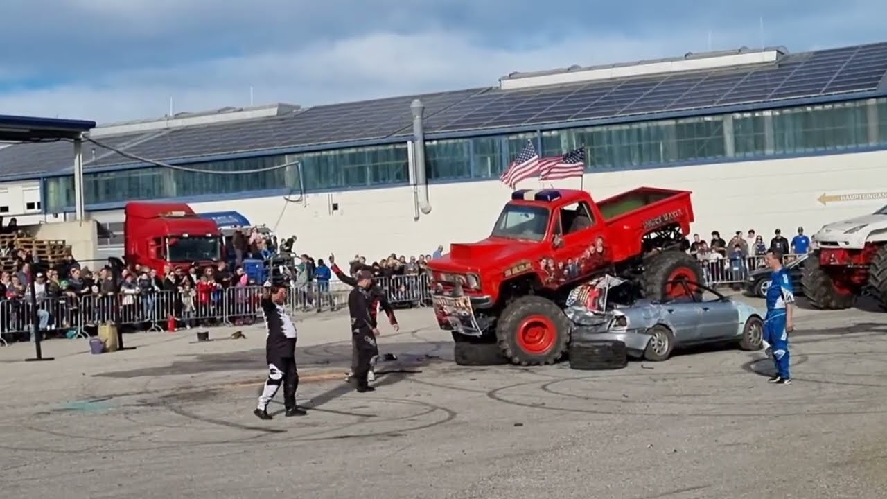 Auto-Stunts und Monstertruck-Show der Original German Helldrivers