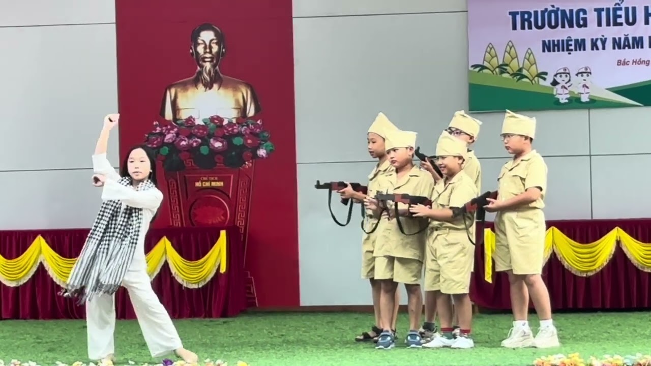 DÂNG HOA ĐH LIÊN ĐỘI TRƯỜNG TIỂU HỌC BẮC HỒNG LĨNH