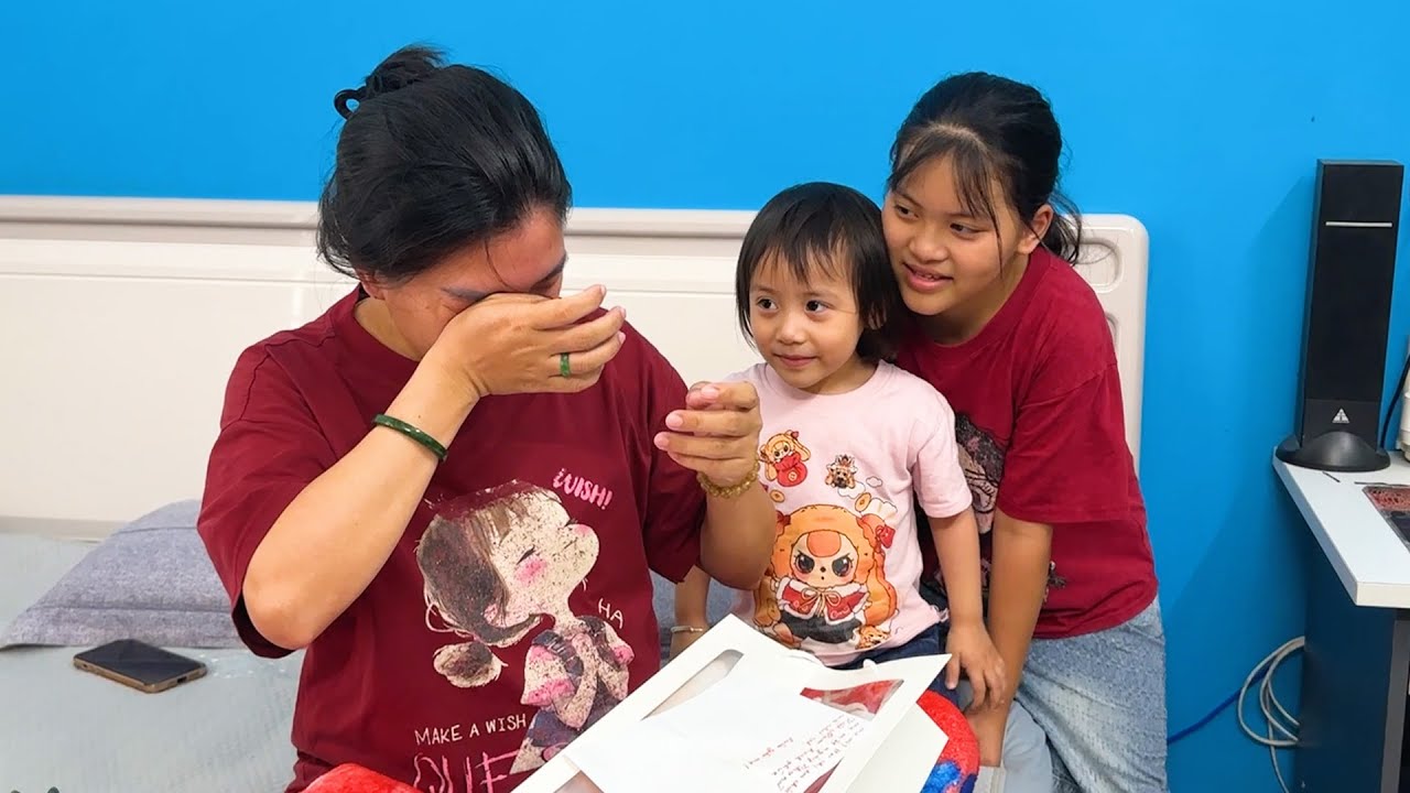 Mom was in tears when she unexpectedly received gifts from Quynh and Diem