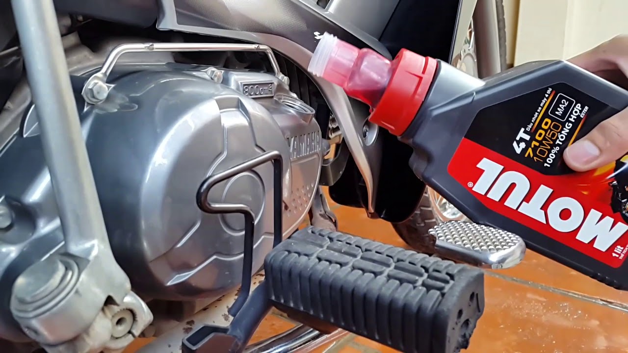 Thay nhớt Motul 7100 10W50 cho Jupiter MX