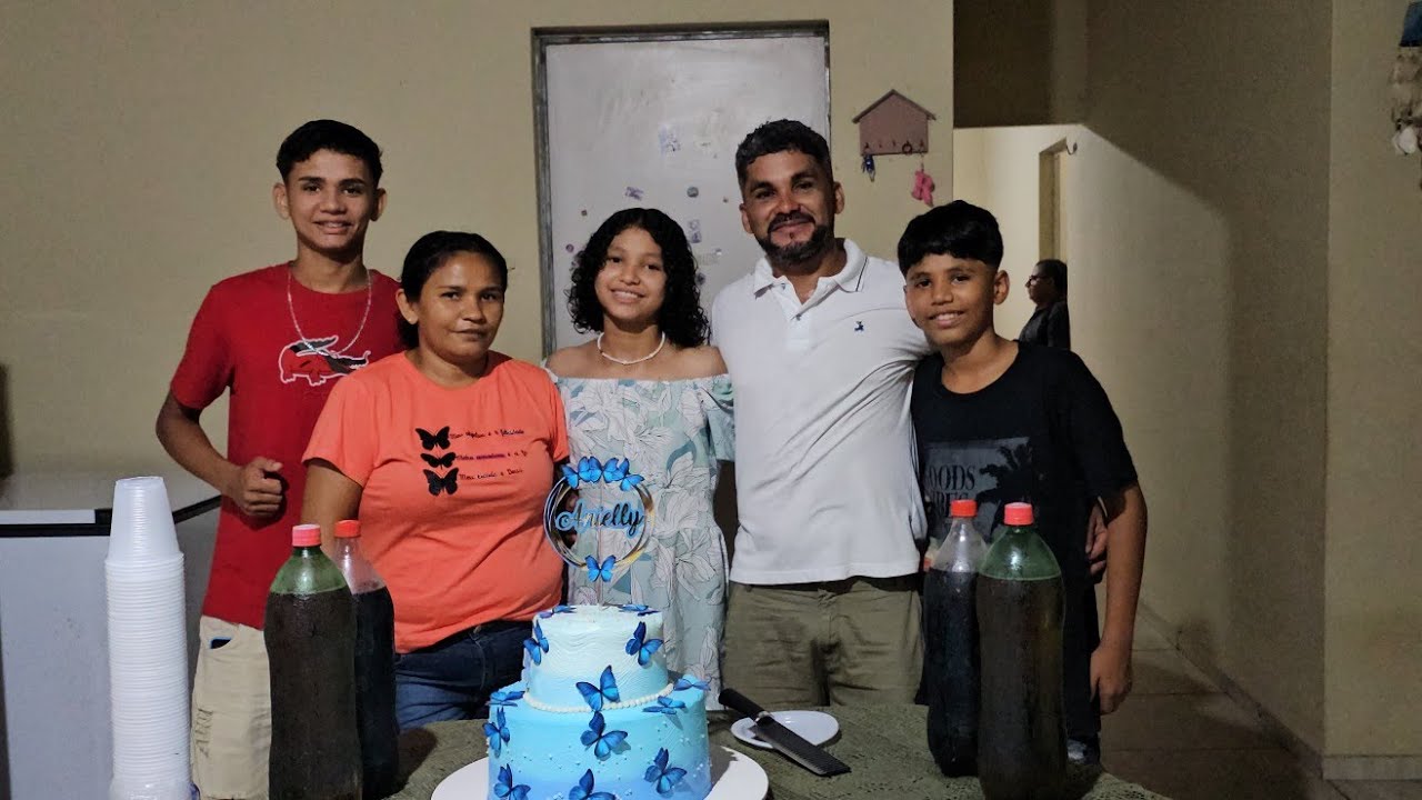 Anielly feliz com seu aniversário só alegria