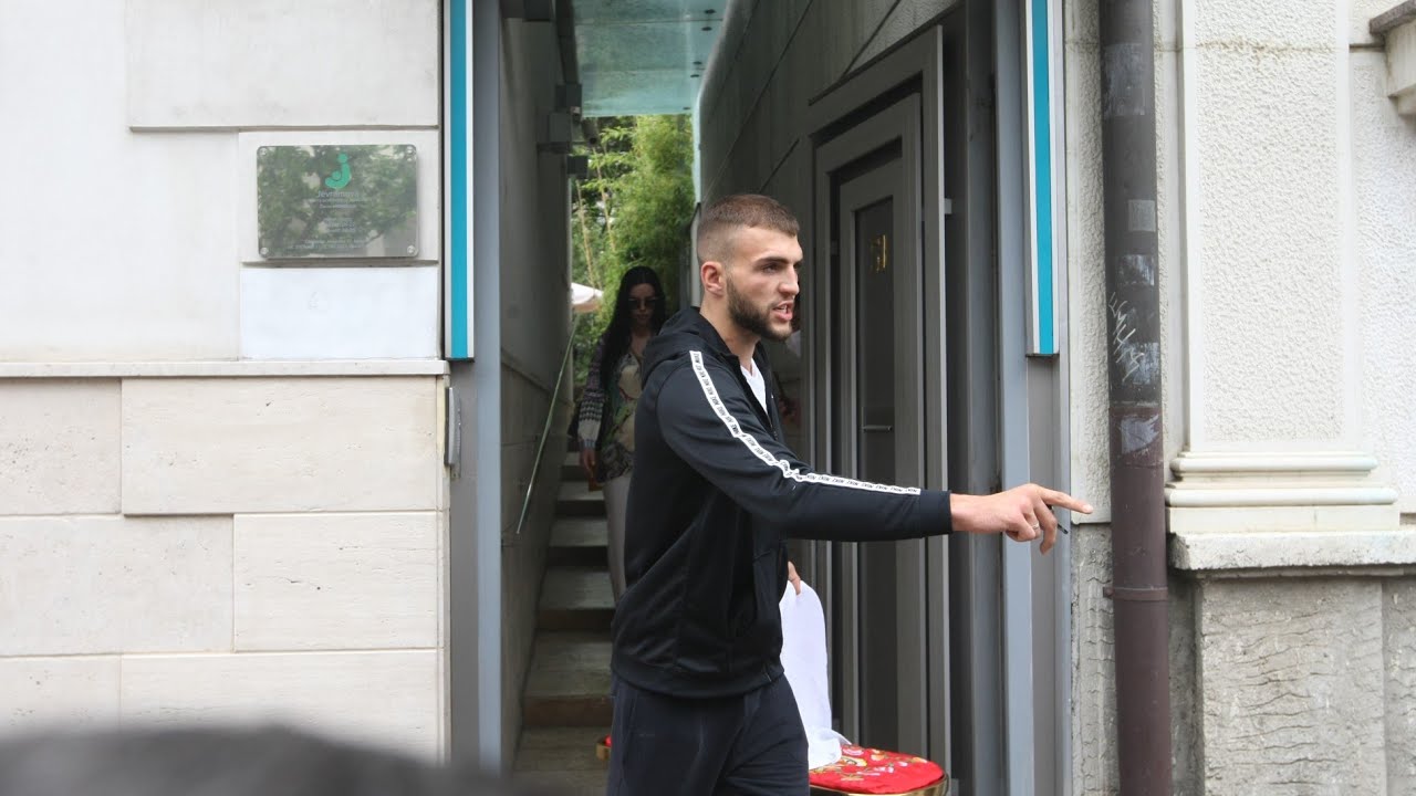 Veljko izveo sina Željka i Bogdanu iz porodilišta: 