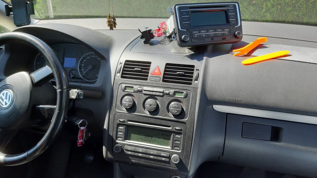 Меняю магнитолу в VW Touran 2005 года
