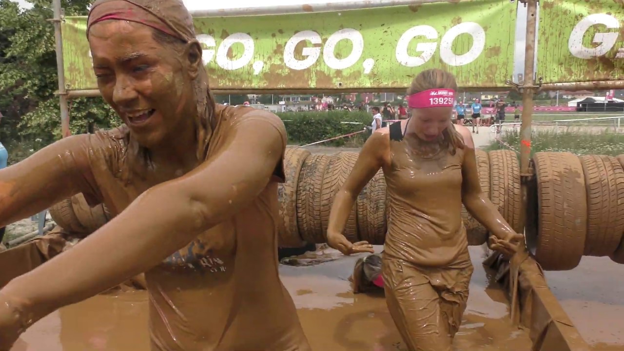 Muddy Angel Run Berlin 2019 Sunday: last starters at the mud dunk obstacle