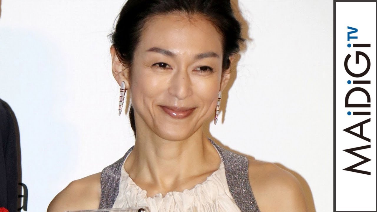 鈴木保奈美、ノースリーブロングドレスで美背中チラリ　シャンパンカラーで華やかに