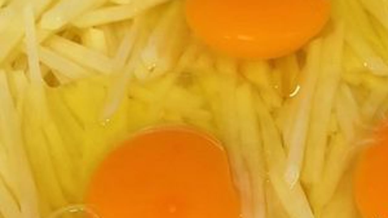 土豆丝里打入3个鸡蛋，没想到这么好吃，一周吃5次都不腻，营养 又美味#家常菜 #土豆饼 #美食教程