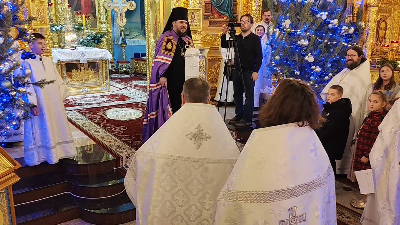 Рождественские колядки в исполнении прихожан.