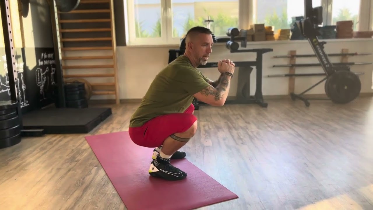 Squat Hold / Guggol&aacute;s tart&aacute;s