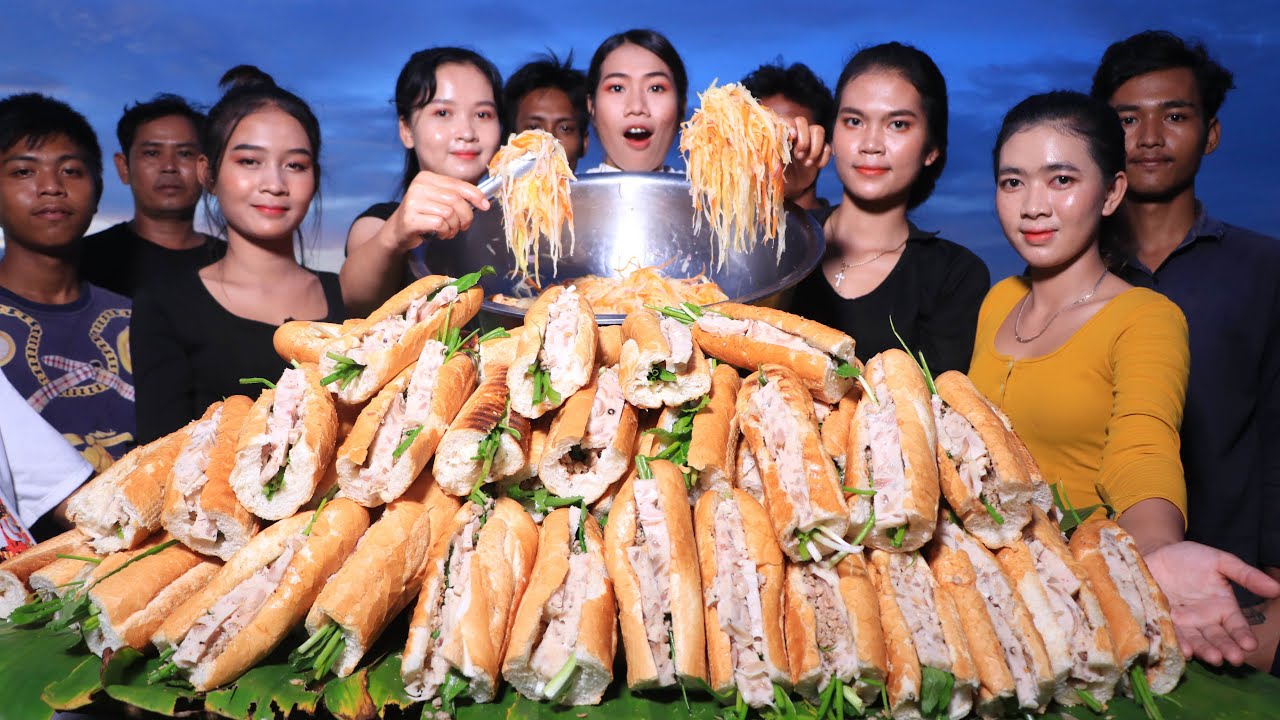 Cooking and eating bread with pork stir-fry and papaya salad recipe - Bread pork recipe