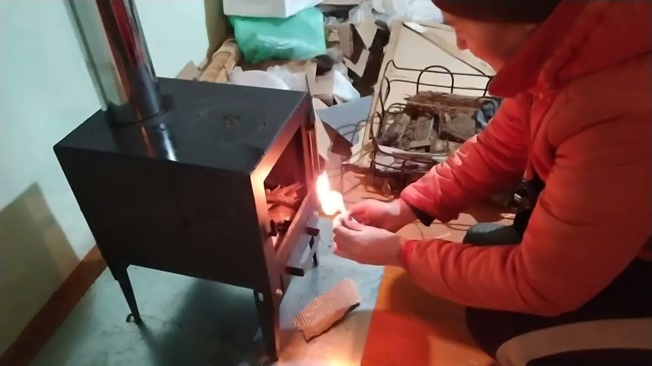 Теперь в кухне будет тепло. Поставила печку.