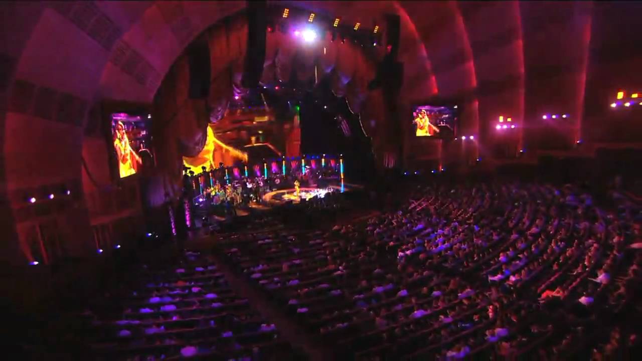 Suzanna Owiyo performs 