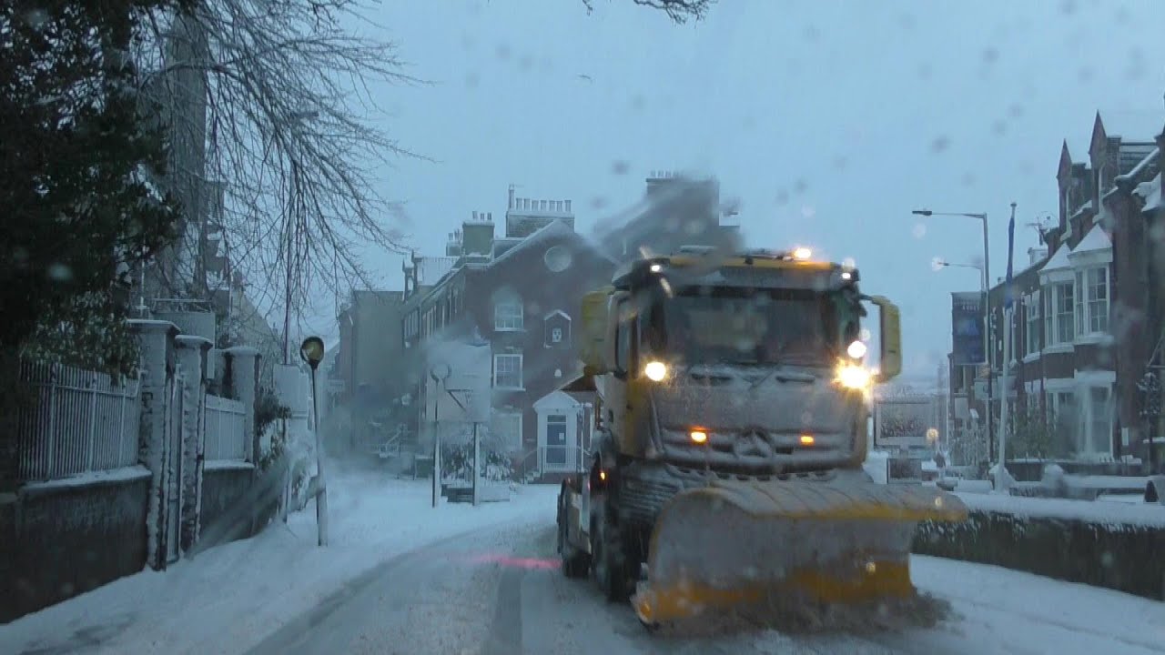 Travel round Whitby , lorries stuck in deep snow and snow right down to the sea front #whitby