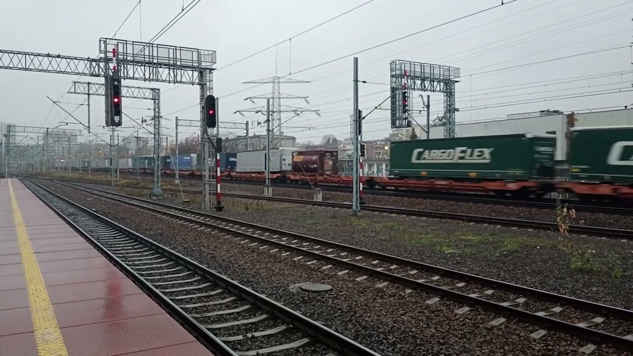 E189-804 z przyczepami przejeżdża przez stację Warszawa Gd. 11.11.2025