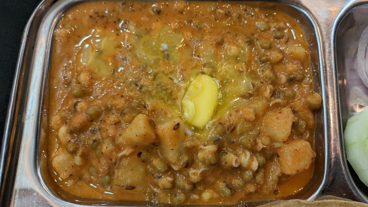 ಮೊಳಕೆ  ಬರಿಸಿದ ಹೆಸರುಕಾಳಿನ ಸ್ಪೆಷಲ್ ಗ್ರೇವಿ / sprouted moong special gravy ( for chapati, roti & poori )