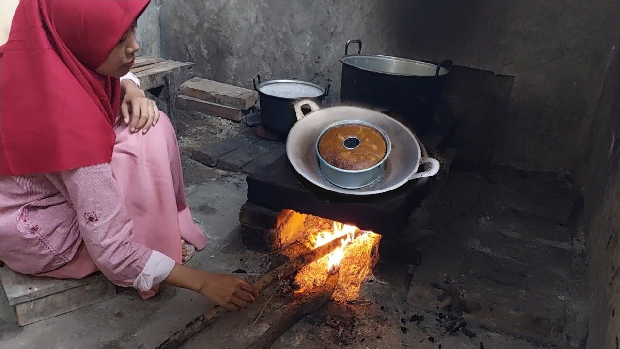 Nyobain Bolu Panggang Pakai Wajan Di Tungku?? Gimana Hasilnya Ya