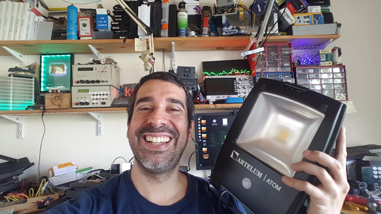Buen reflector, pero tiene algo horrible. reflector led 30w con sensor de movimiento
