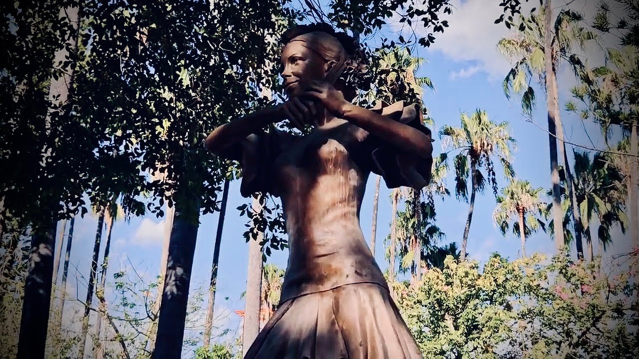 ZAC: La escultura de Florinda Meza se queda en Juchipila, Zacatecas; nadie asiste a derrumbarla