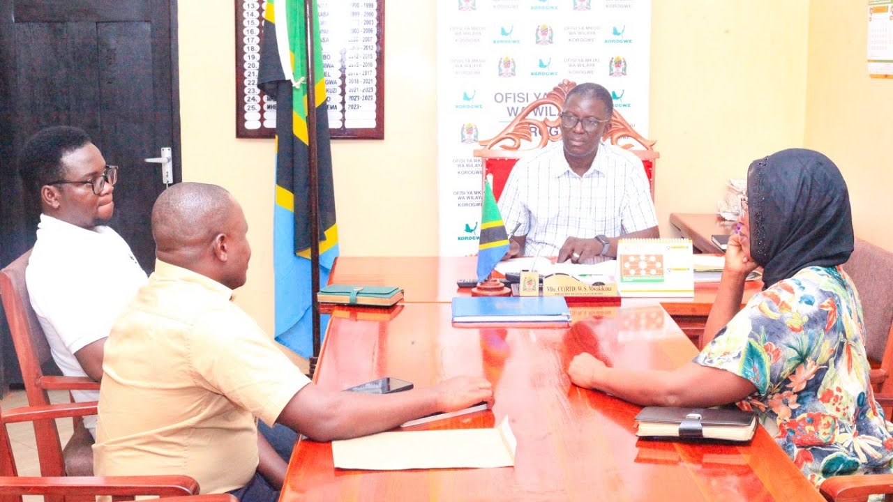 WWF YAKABIDHI PIKIPIKI NA SIMU KWA AJILI YA KUSAIDIA KUJILINDA NA WANYAMA WAHARIBIFU.
