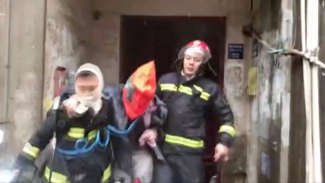 Firefighter gives own oxygen mask to trapped woman