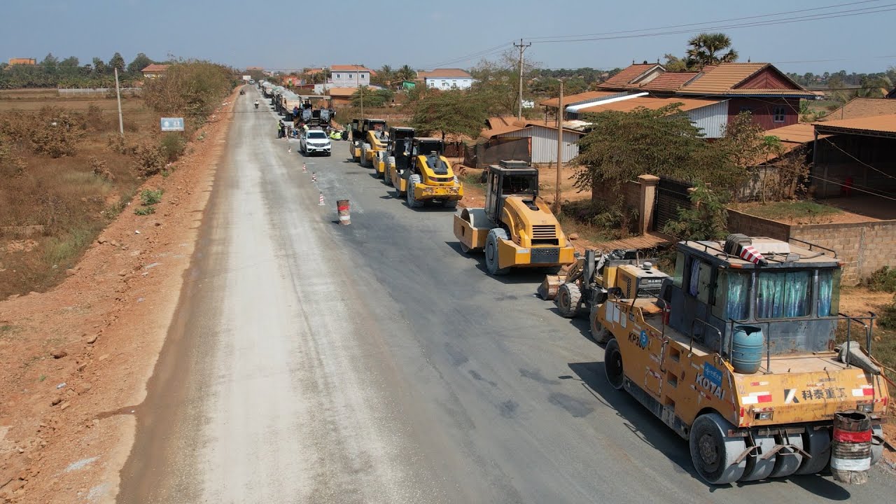 The Best Road Foundation Mix Gravel Paving Method Using a Paver Machine and a Road Roller Compaction