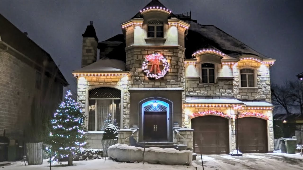 Canadian Christmas Houses in Montreal - New Saint Laurent - Canada Winter #christmas #snowincanada