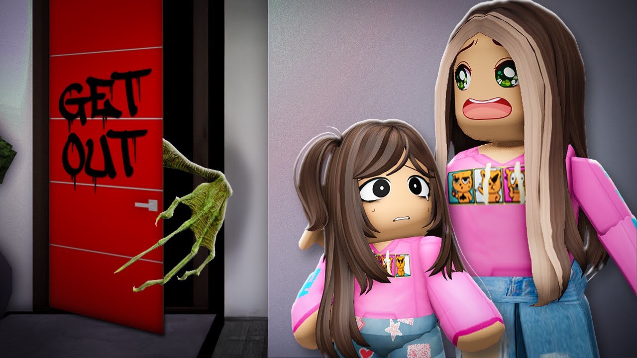 There's Something Creepy HAUNTING My New House.. (Roblox Bloxburg)