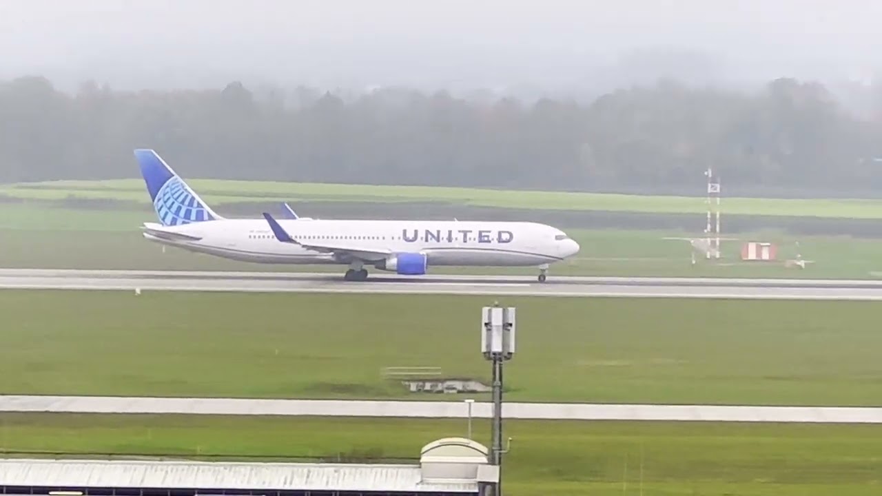 4K - Take-off flight UA160 on a foggy day in Munich MUC