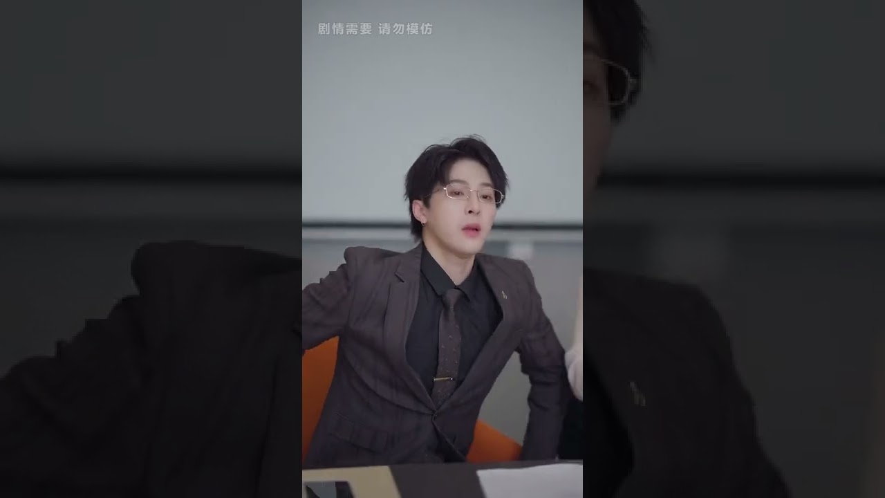 心怡和周亦燃的办公室恋情被发现了【心怡啊】#Shorts