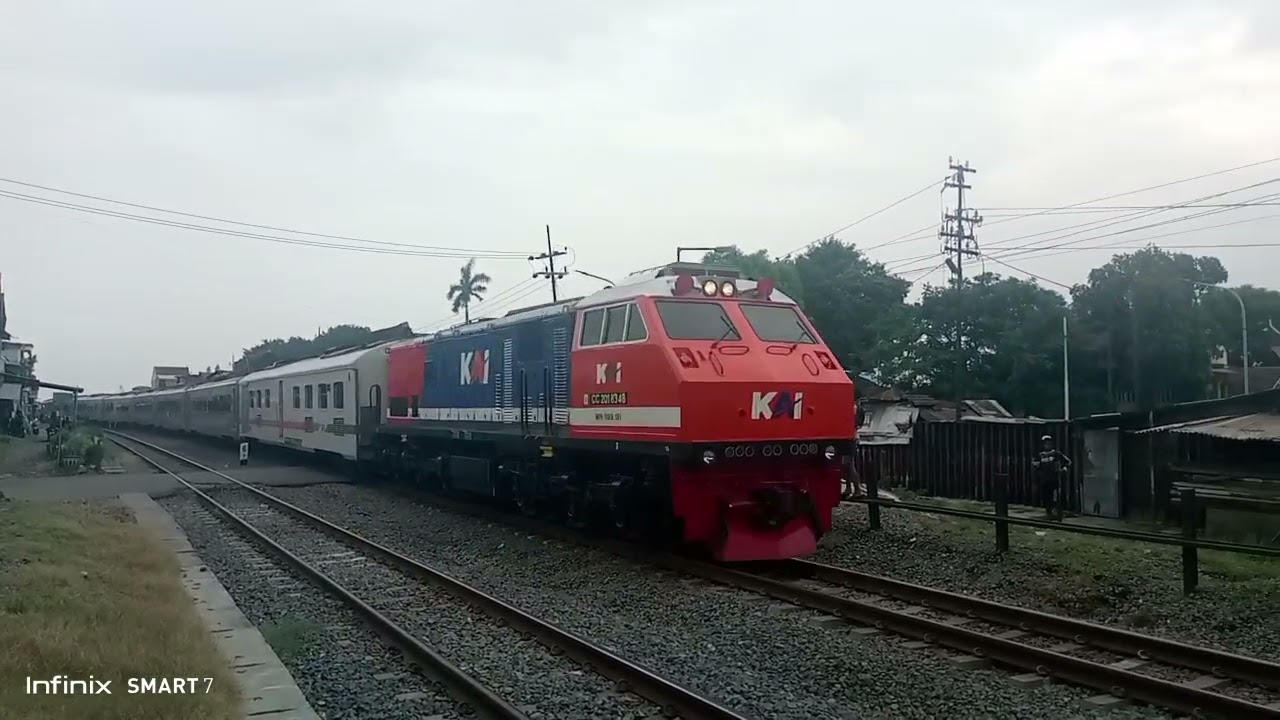 Momen kereta 426A Penataran+248 logawa+249logawa +251 Jayakarta Lokomotif Red And Blue 8912+8348