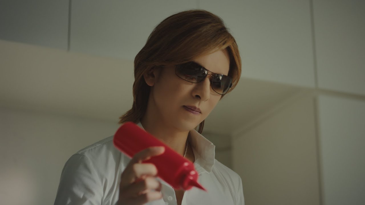YOSHIKI、オムライスにケチャップでサイン　カッコよく繊細に料理を仕上げる　アキタ社鶏卵『きよらグルメ仕立て』新CM「おそろい」篇「グルメな人」篇＆メイキング映像