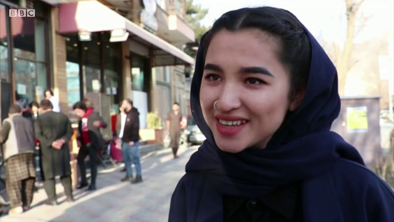 طنین‌ صدای اولین آوازخوان خیابانی دختر افغان در جاده‌های کابل