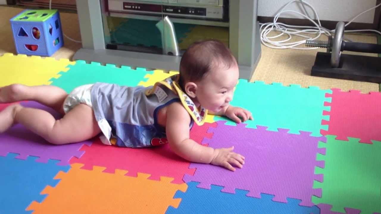 Bebê começando a engatinhar