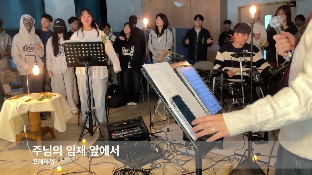 찬양 메들리는 못 참지! 성암교회 집회 현장의 뜨거운 열기 속으로