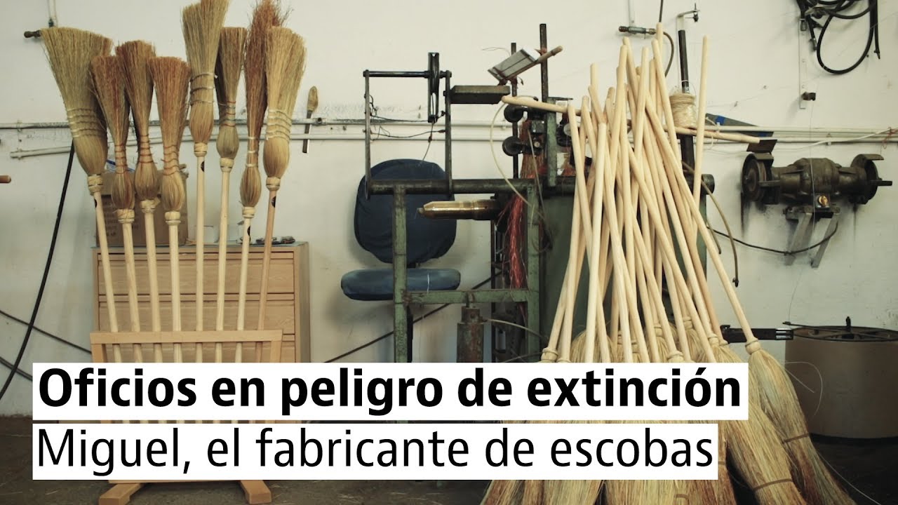 Miguel, el último fabricante de escobas de mijo artesanales