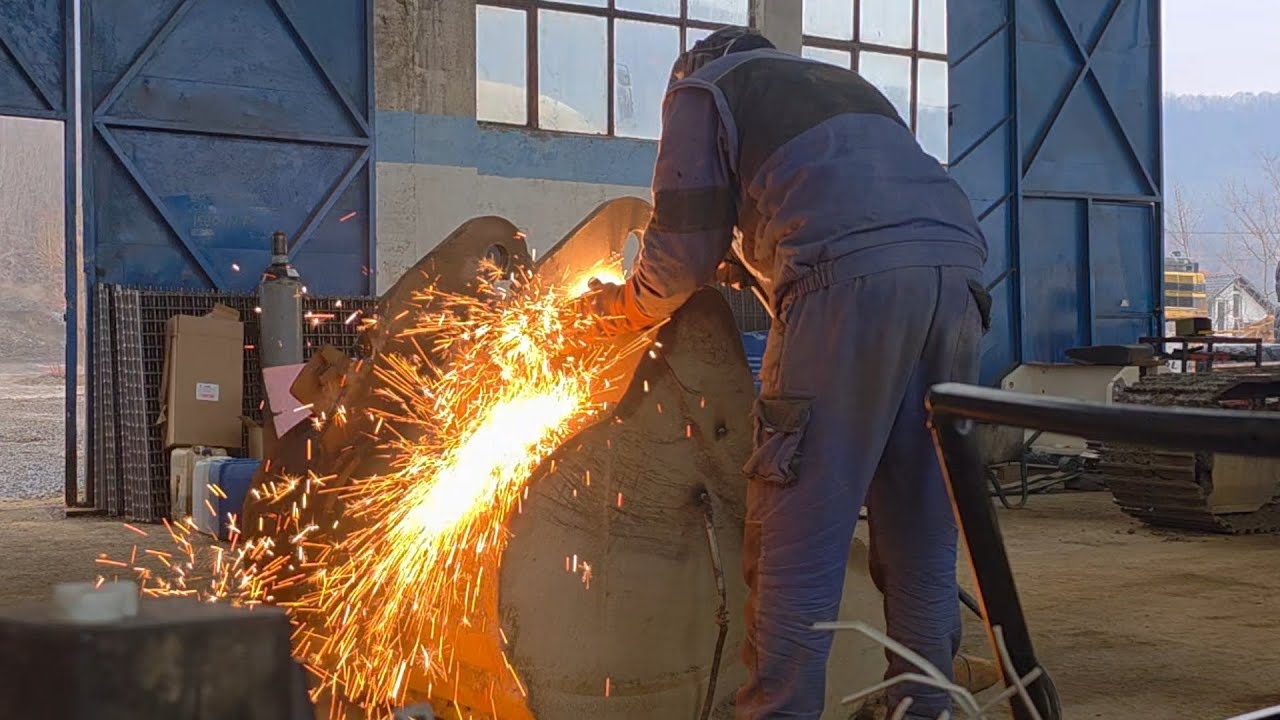 Výměna hardoxových uší CW 40 na lopatě bagru. Excavator bucket CW 40 clamping system repair.